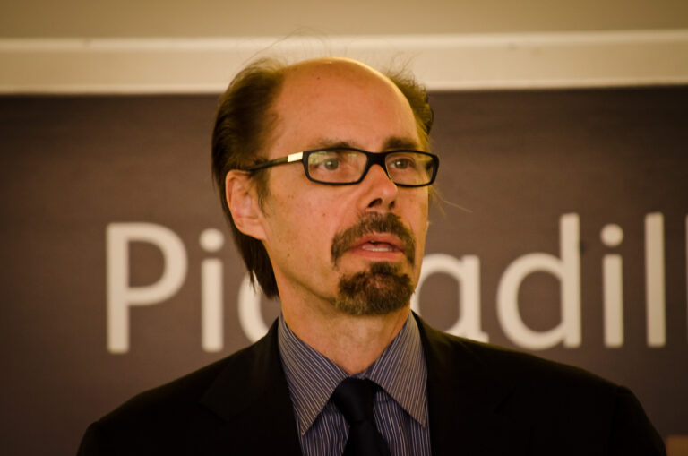 Portrait of author Jeffery Deaver