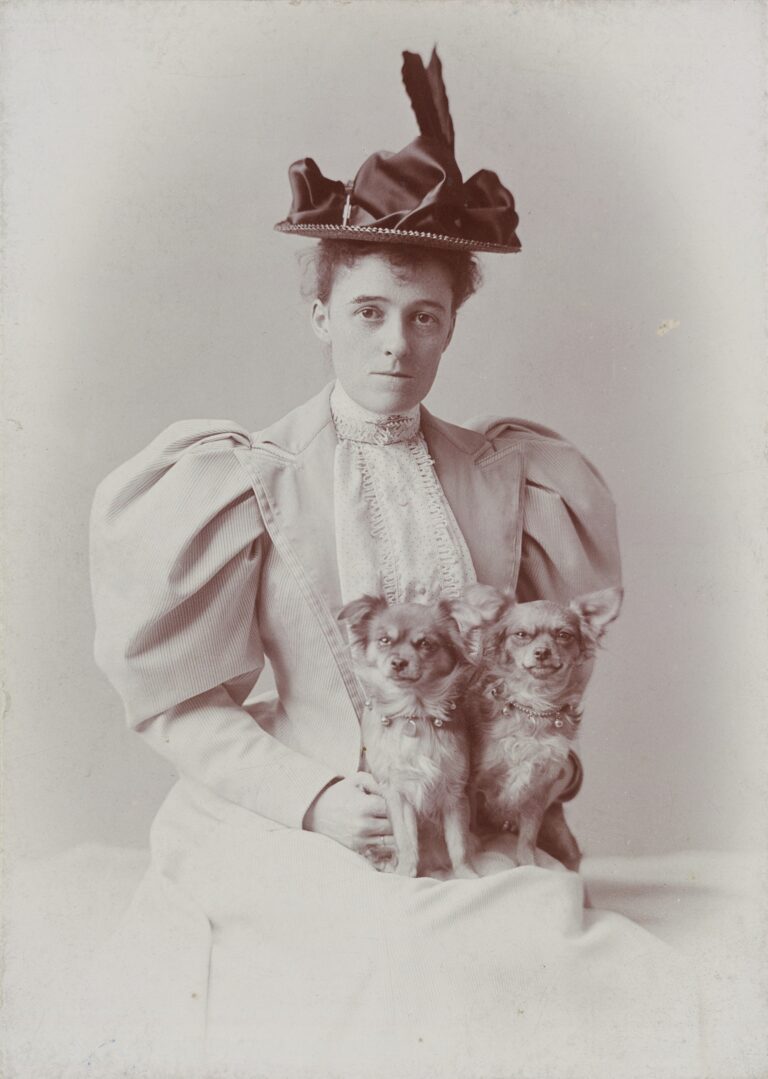 Spisovateľka Edith Wharton na historickej portrétnej fotografii